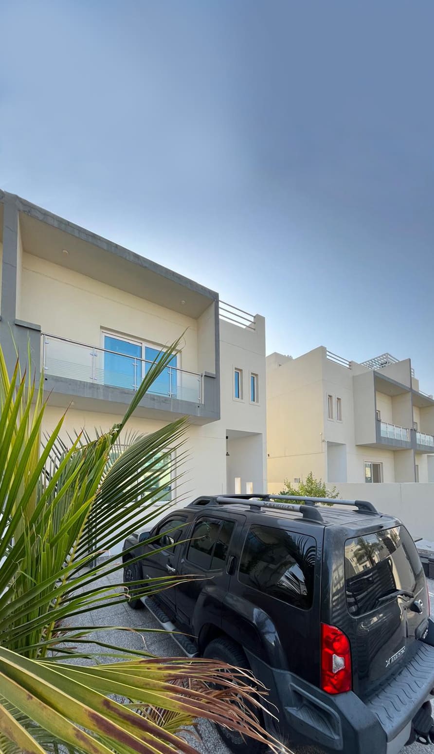 فيلا بتصميم حديث بمجمع سكني للبيع في الفليج