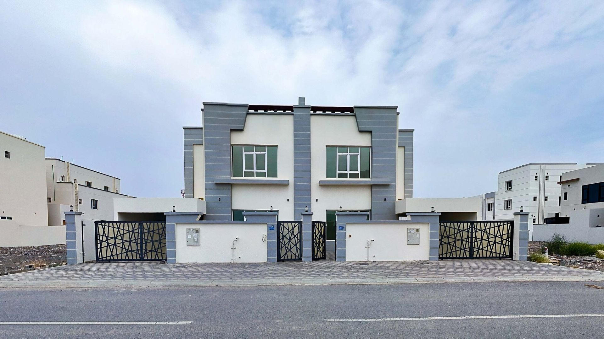 للبيع توين فيلا بتصاميم عصرية في الخوض السابعة على مدخل الجامعة