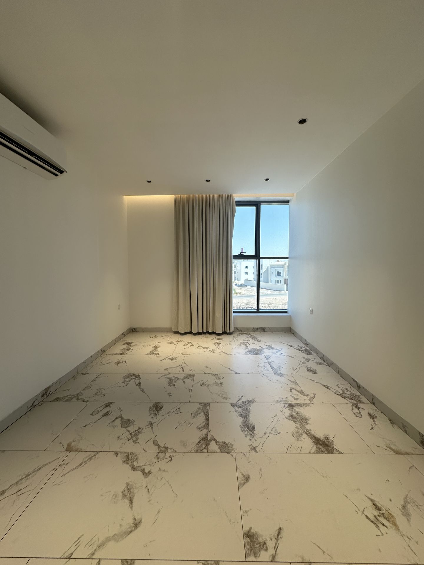 شقة راقية للايجار في الموالح (خلف مزون سكوير