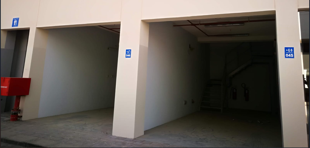 محلات للإيجار او البيع في سندان بمنطقة حيوية