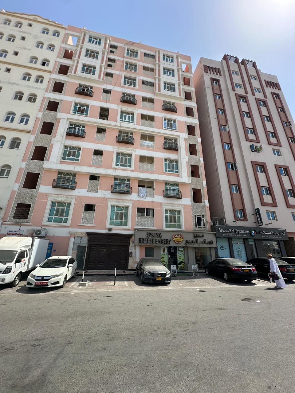 (شقة مؤجرة للبيع في المعبيلة الثامنة